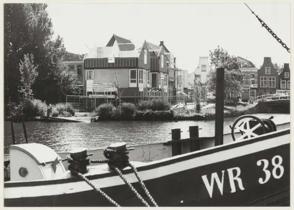 bouw-woningen-aan-de-vissersbocht-ziende-vanaf-het-dopnkere-spaarne-naar-het-3f45c3-1024-e1712146209383