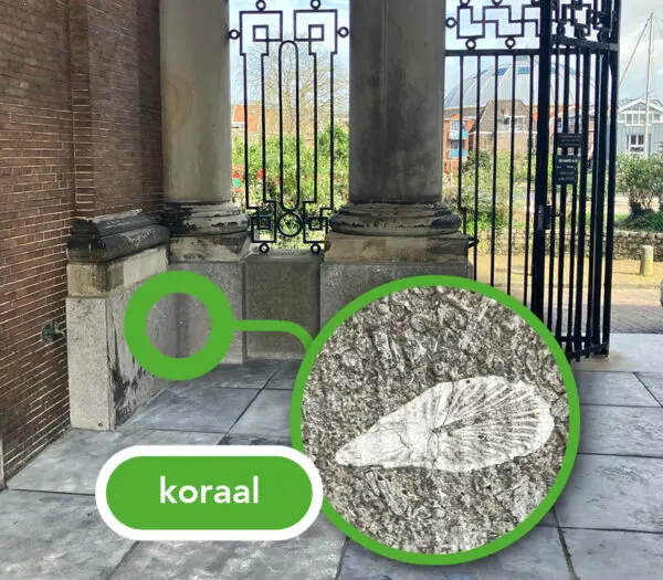 Bij de ingang op de pilaarvoet
