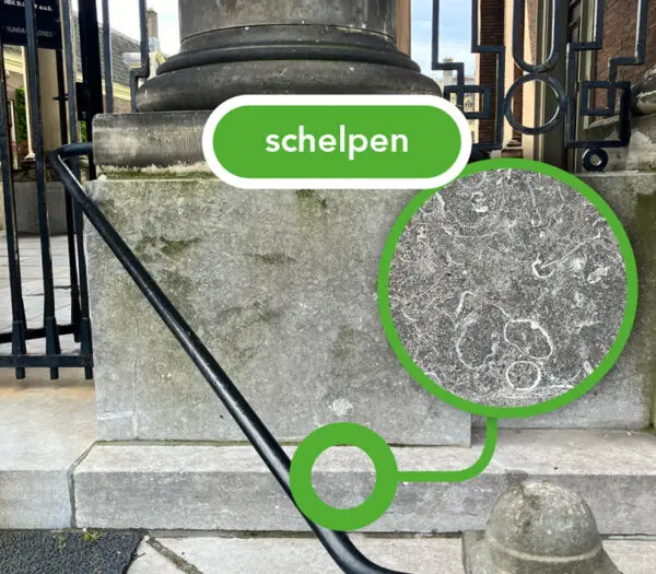 Voor de ingang op de traptrede